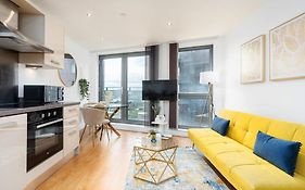Exclusive Apartment - City Centre - Free Parking -Wifi Netflix- Juliet Balcony